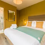 Luxury Eleven Bedroom House Sleeps 23 5-10 Mins Walk From Town Centre Casa de Férias *