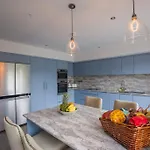 Casa de Férias Luxury Eleven Bedroom House Sleeps 23 5-10 Mins Walk From Town Centre *