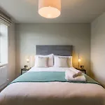 Luxury Eleven Bedroom House Sleeps 23 5-10 Mins Walk From Town Centre * 基拉尼