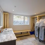 Luxury Eleven Bedroom House Sleeps 23 5-10 Mins Walk From Town Centre 度假居