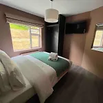 Luxury Eleven Bedroom House Sleeps 23 5-10 Mins Walk From Town Centre 基拉尼