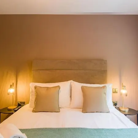 Luxury Eleven Bedroom House Sleeps 23 5-10 Mins Walk From Town Centre Hébergement de vacances *