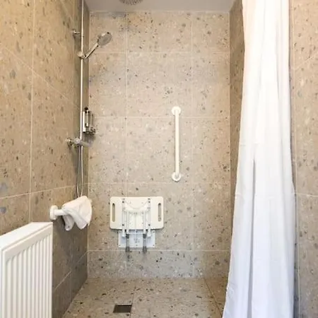 Luxury Eleven Bedroom House Sleeps 23 5-10 Mins Walk From Town Centre Hébergement de vacances Killarney