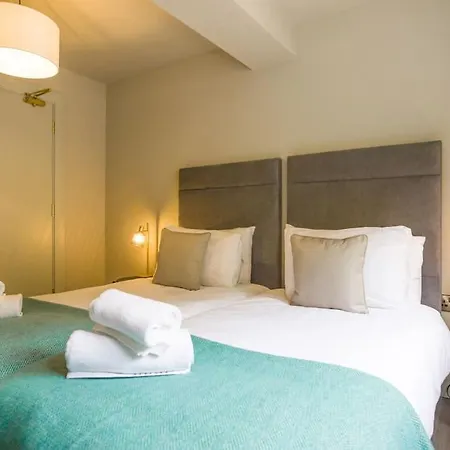 Semesterbostad Luxury Eleven Bedroom House Sleeps 23 5-10 Mins Walk From Town Centre Cill Airne