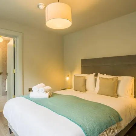 Luxury Eleven Bedroom House Sleeps 23 5-10 Mins Walk From Town Centre