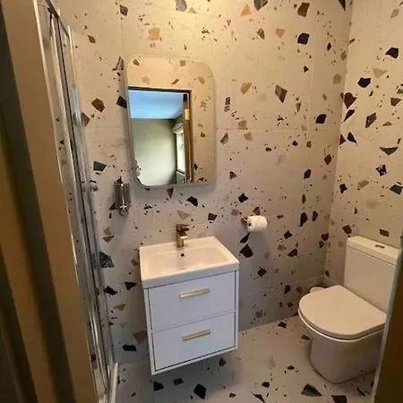 Luxury Eleven Bedroom House Sleeps 23 5-10 Mins Walk From Town Centre Killarney