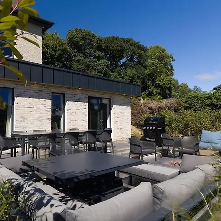 Luxury Eleven Bedroom House Sleeps 23 5-10 Mins Walk From Town Centre Killarney