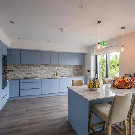 Luxury Eleven Bedroom House Sleeps 23 5-10 Mins Walk From Town Centre Cill Airne