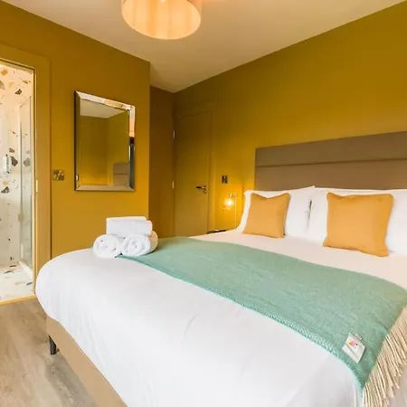 Luxury Eleven Bedroom House Sleeps 23 5-10 Mins Walk From Town Centre Tatil Evi *