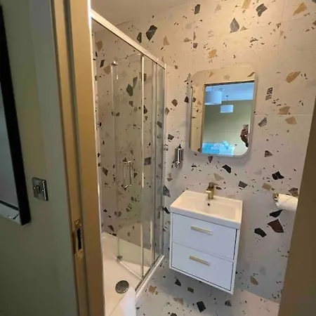 Luxury Eleven Bedroom House Sleeps 23 5-10 Mins Walk From Town Centre Tatil Evi