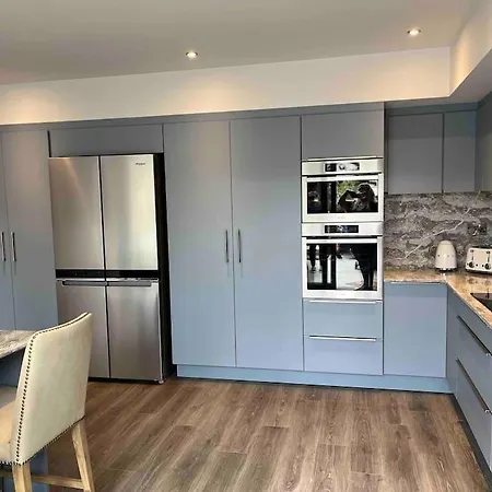 Luxury Eleven Bedroom House Sleeps 23 5-10 Mins Walk From Town Centre Tatil Evi *