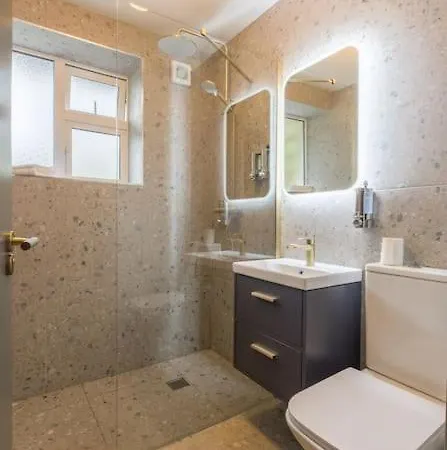 Luxury Eleven Bedroom House Sleeps 23 5-10 Mins Walk From Town Centre Semesterbostad