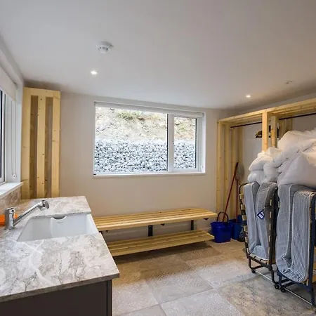 Luxury Eleven Bedroom House Sleeps 23 5-10 Mins Walk From Town Centre Semesterbostad