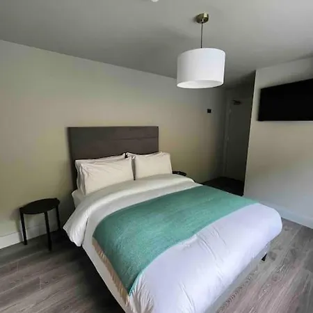 Luxury Eleven Bedroom House Sleeps 23 5-10 Mins Walk From Town Centre Hébergement de vacances Killarney