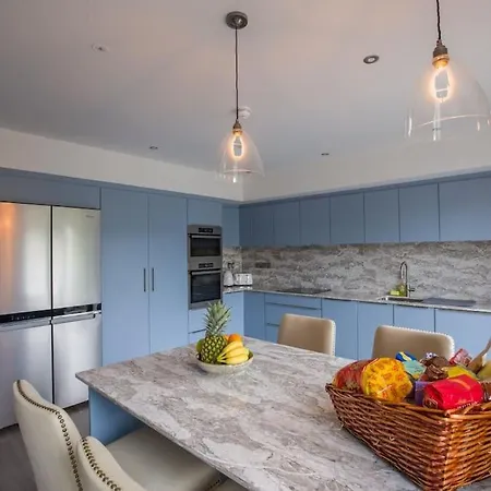 Hébergement de vacances Luxury Eleven Bedroom House Sleeps 23 5-10 Mins Walk From Town Centre *