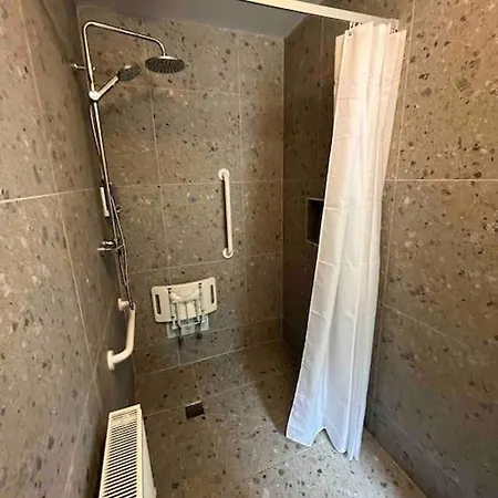 Luxury Eleven Bedroom House Sleeps 23 5-10 Mins Walk From Town Centre Tatil Evi *