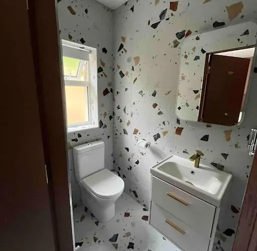 Luxury Eleven Bedroom House Sleeps 23 5-10 Mins Walk From Town Centre 基拉尼