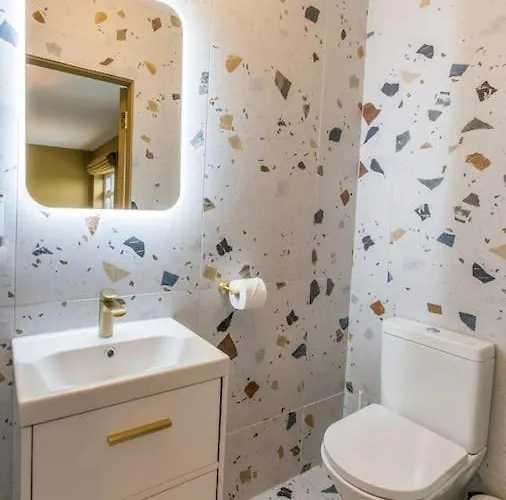 Casa vacanze Luxury Eleven Bedroom House Sleeps 23 5-10 Mins Walk From Town Centre *