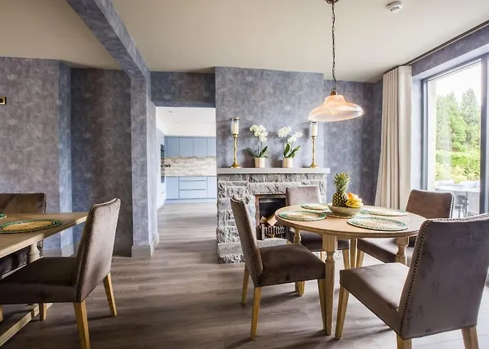 Luxury Eleven Bedroom House Sleeps 23 5-10 Mins Walk From Town Centre Casa vacanze Cill Airne