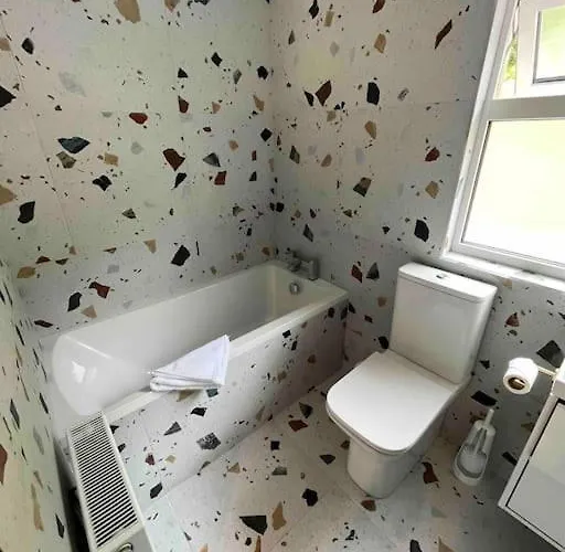 Luxury Eleven Bedroom House Sleeps 23 5-10 Mins Walk From Town Centre * 基拉尼