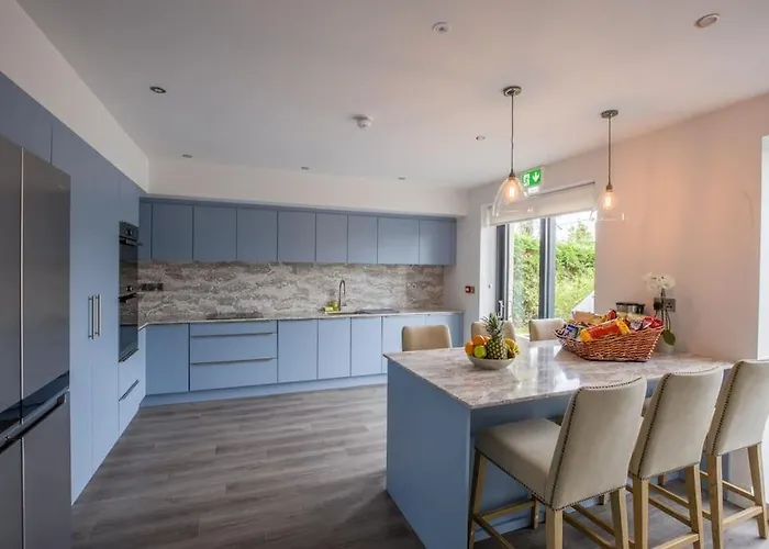 Luxury Eleven Bedroom House Sleeps 23 5-10 Mins Walk From Town Centre Cill Airne