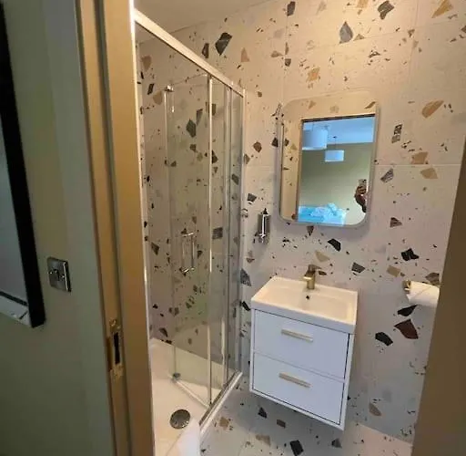 Luxury Eleven Bedroom House Sleeps 23 5-10 Mins Walk From Town Centre Casa vacanze