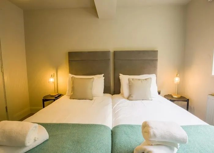 Luxury Eleven Bedroom House Sleeps 23 5-10 Mins Walk From Town Centre *