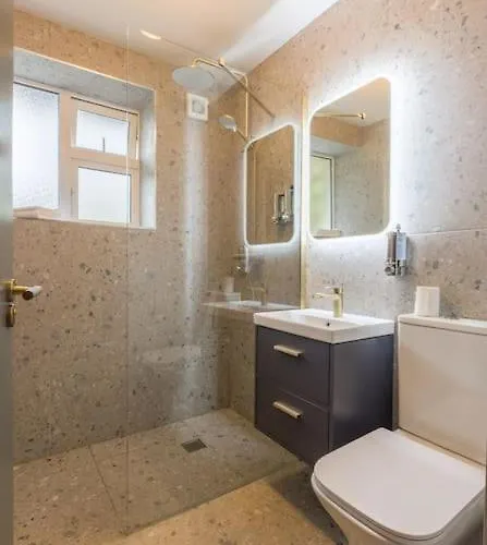 Luxury Eleven Bedroom House Sleeps 23 5-10 Mins Walk From Town Centre Casa vacanze