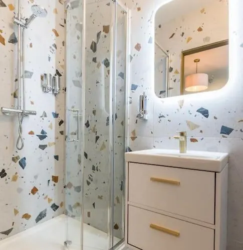 Luxury Eleven Bedroom House Sleeps 23 5-10 Mins Walk From Town Centre 度假居 基拉尼