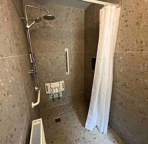 Luxury Eleven Bedroom House Sleeps 23 5-10 Mins Walk From Town Centre Casa vacanze *