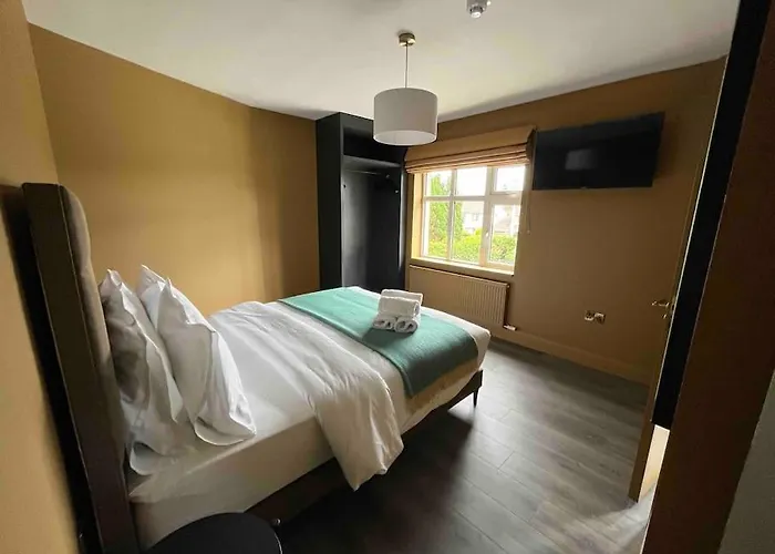 Luxury Eleven Bedroom House Sleeps 23 5-10 Mins Walk From Town Centre 度假居 基拉尼
